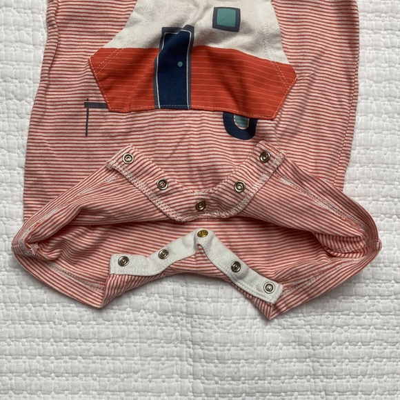 Baby Gap onesie - Picture 3 of 4